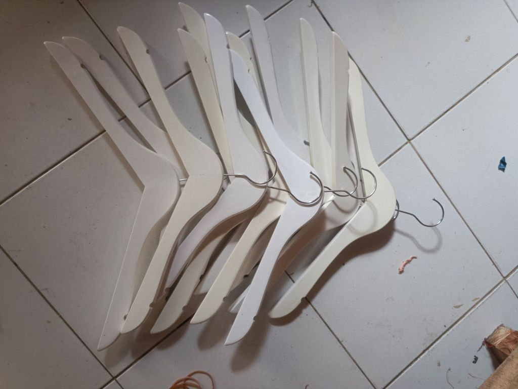 Hanger kayu putih&nbsp;polos
